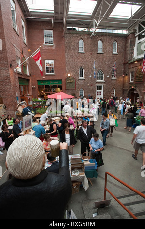 Nova Scotia, Canada. Gli amanti dello shopping all'Halifax Seaport Farmers Market. Foto Stock