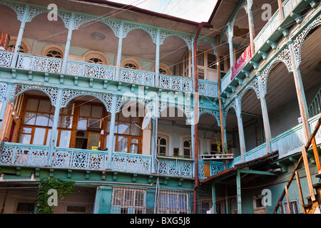 Legno intagliato case balconied a Tbilisi città vecchia, Kala, Georgia. JMH3990 Foto Stock
