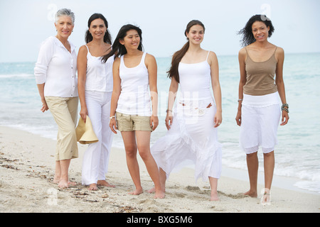 Diverse donne permanente sulla spiaggia insieme Foto Stock