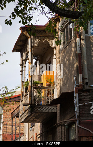 Legno intagliato casa balconied a Tbilisi città vecchia, Kala, Georgia. JMH3992 Foto Stock
