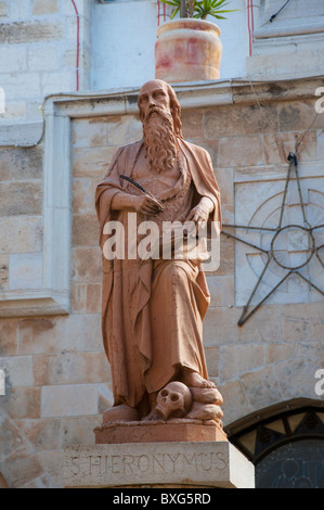 Una statua di San Girolamo al di fuori la Chiesa di Santa Caterina a Betlemme. Foto Stock