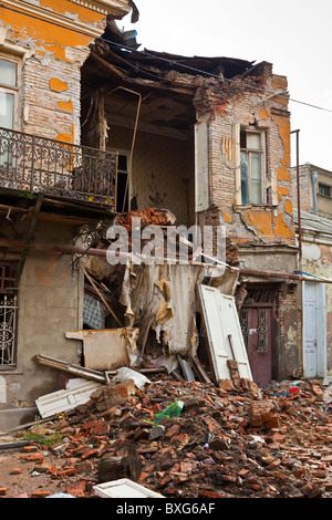 Collassare fatiscente balconied vecchio edificio a Tbilisi città vecchia, Kala, Georgia. JMH3999 Foto Stock