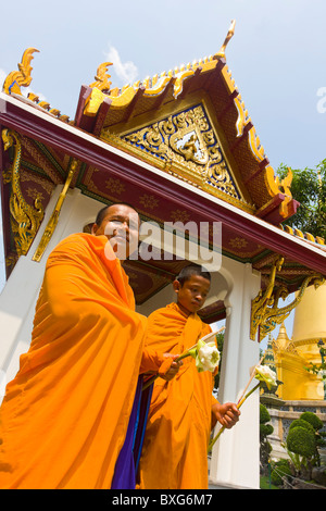 I monaci buddisti di Wat Phra Kaew o tempio reale per i motivi del Grand Palace a Bangkok, in Thailandia. Foto Stock