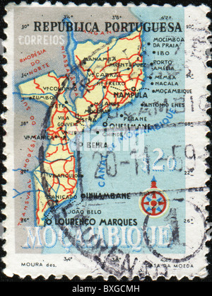 Portogallo - circa 1959: un timbro stampato in Portogallo Mostra Mappa del Mozambico, circa 1959 Foto Stock