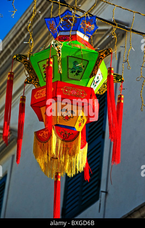 Carta lanterna cinese appeso sulla strada di città nel centro cittadino di Macau Hong Kong Cina Foto Stock
