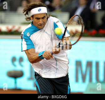 David Ferrer (ESP) in azione contro Roger Federer (SUI) Foto Stock