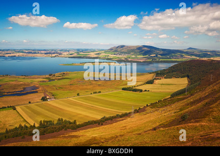Loch Leven, Vescovo Hill e le colline di Lomond da Benarty Hill Foto Stock