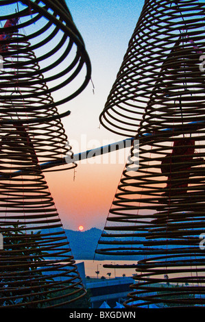 Bobine di incenso in un tempio ma a Macao da Hong Kong Cina Foto Stock