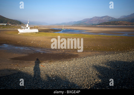 Fairbourne Gwynedd Wales UK Afon Mawddach Barmouth Bridge Foto Stock