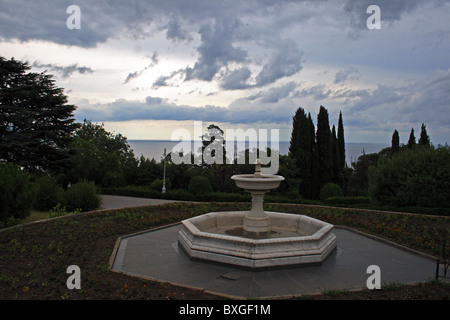 La fontana nel parco vicino al palazzo di Livadia, Crimea Foto Stock