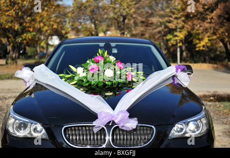 Fiori di matrimonio su auto Foto Stock