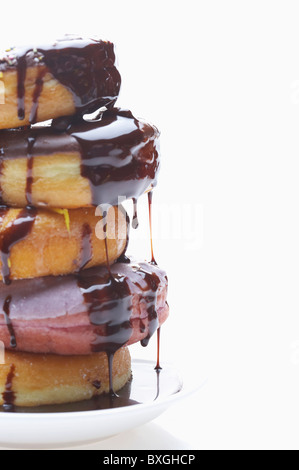 Impilate le ciambelle e di sciroppo al cioccolato Foto Stock