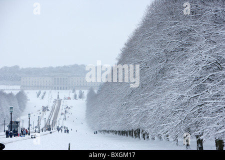 Stormont agli edifici del parlamento e stormont estate su un freddo inverni nevosi giorno Belfast Irlanda del Nord Foto Stock