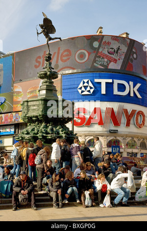 La gioventù del mondo incontra intorno al monumento Shaftesbury Memorial sormontato da una scultura di Eros Piccadilly Circus a Londra Foto Stock