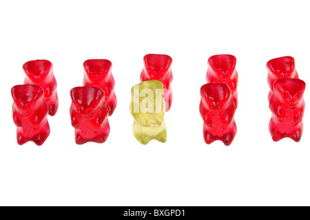Gummy bears arragment come team isolati su sfondo bianco Foto Stock