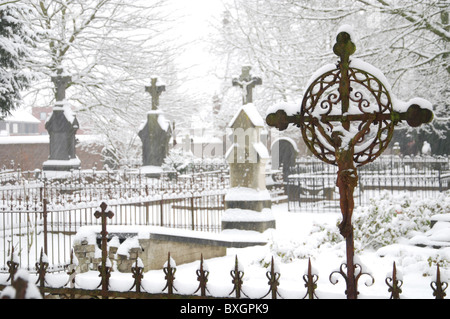 Coperte di neve lapidi in het Oude Kerkhof a Roermond Europa Paesi Bassi Foto Stock