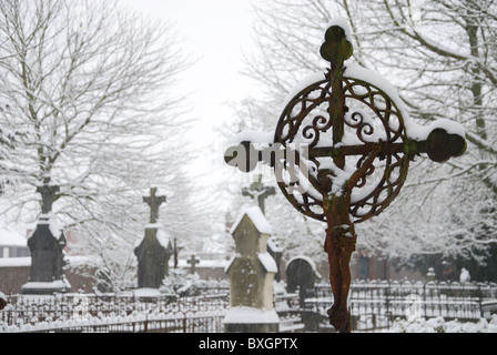 Coperte di neve lapidi in het Oude Kerkhof a Roermond Europa Paesi Bassi Foto Stock