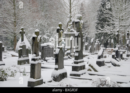 Coperte di neve lapidi in het Oude Kerkhof a Roermond Europa Paesi Bassi Foto Stock