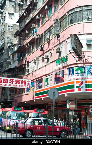 Strada trafficata con luce pubblica autobus e cartelli pubblicitari, Mong Kok, Kowloon, Hong Kong, Cina Foto Stock