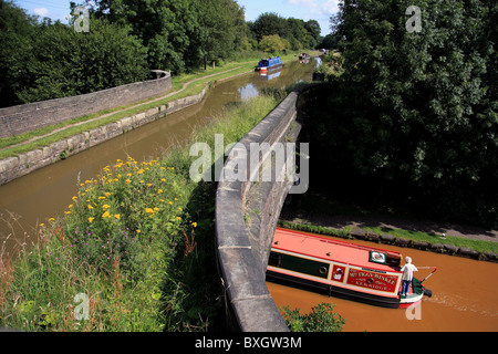 Acquedotto di Poole nei pressi di Kidsgrove Staffordshire dove il Macclesfield Canal va oltre i Trent e Mersey Canal Foto Stock