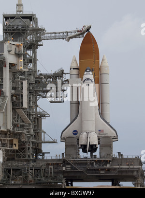 Lo space shuttle Discovery attende pazientemente sulla rampa di lancio 39A per la sua STS-133 lancio per la Stazione Spaziale Internazionale Foto Stock