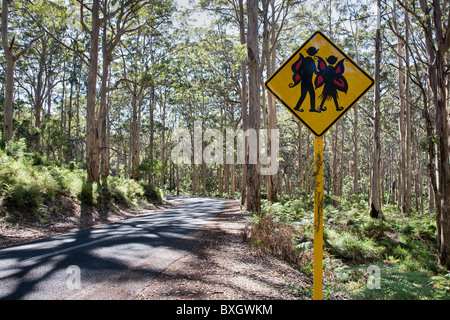 Gli elfi attraversando cartello stradale attraverso la Foresta Karri del Leeuwin Naturaliste National Park in Australia Occidentale Foto Stock