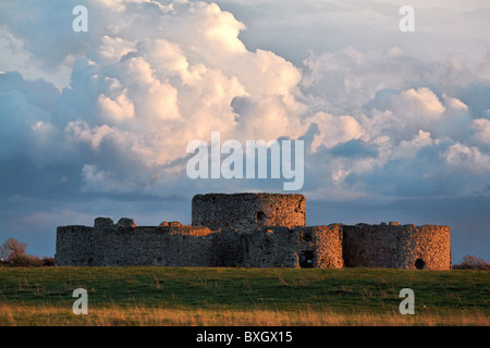 La campanatura castello nei pressi della segala nel Kent al tramonto con drammatica cloudscape Foto Stock