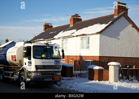 Famiglia home olio per riscaldamento consegna in neve su un freddo inverni nevosi giorno Irlanda del Nord Foto Stock