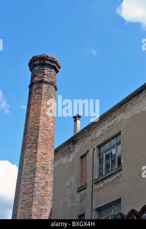 Camino forno abbandonato rosso mattone camino per lavorare in altiforni ad alta temperatura Foto Stock