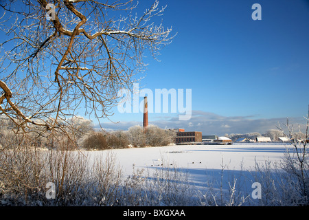 Newtownabbey borough consiglio hq mossley mill e mossley lago congelato in un freddo inverni nevosi giorno Irlanda del Nord Foto Stock