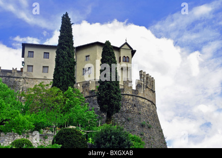 Il castello medievale con torri e le grandi mura di muri di pietra nella città di Rovereto Trento Foto Stock