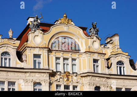 Splendidamente dipinte e facciata decorata di uno degli straordinari edifici nella Piazza della Città Vecchia, Praga, Repubblica Ceca Foto Stock