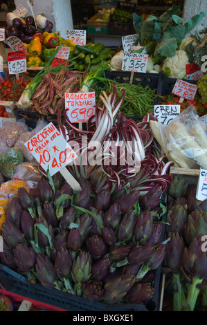 Pressione di stallo di ortaggi al mercato di Rialto Venezia Veneto Italia del nord Europa Foto Stock