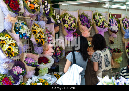 Gli amanti dello shopping al mercato dei fiori, Mong Kok, Kowloon, Hong Kong, Cina Foto Stock