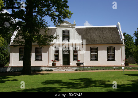 Vecchio stile olandese edificio a vigneto Boschendal, Le Rhone lo sviluppo immobiliare uffici, Winelands, vicino a Franschhoek, Western Cape Foto Stock