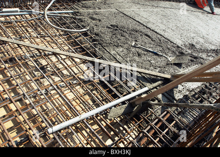 Aste in acciaio messe in atto per la gettata di calcestruzzo per la costruzione di un parcheggio multipiano High Wycombe Foto Stock