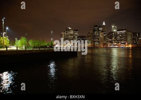 Notte scape di New York City dal molo Foto Stock