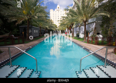 Lussuosa piscina infinity al National Hotel a South Beach di Miami, Florida, Stati Uniti d'America Foto Stock