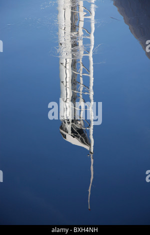 Il Glasgow Science Centre Tower si riflette nell'acqua del fiume Clyde Foto Stock
