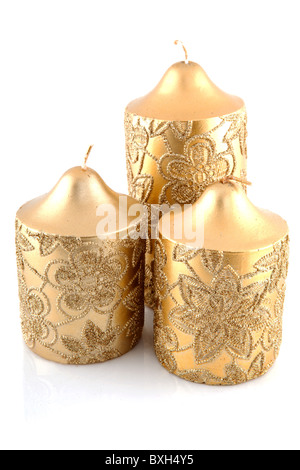 Tre golden candele isolato su sfondo bianco Foto Stock