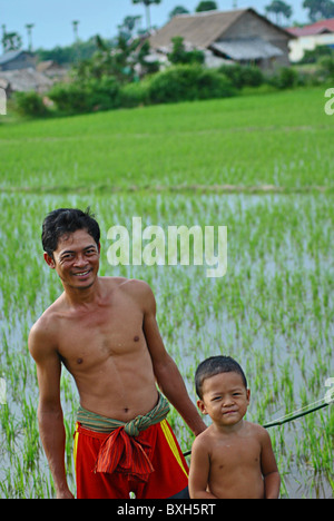 Padre e figlio da risaie vicino a Siem Reap, Cambogia Foto Stock