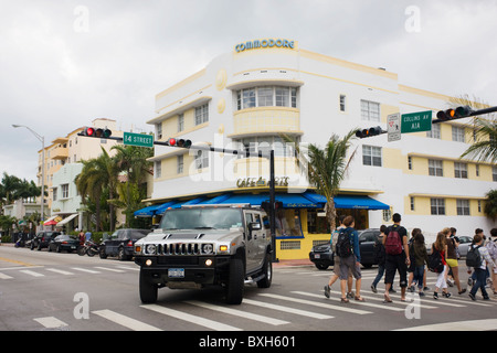 Hummer all'angolo di Collins Avenue e la 14th Street dalla Commodore e Café des Arts, South Beach, Miami, Stati Uniti d'America Foto Stock