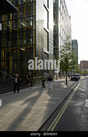 Waterside' progettato da Richard Rogers Partnership e ospita la sede della Marks & Spencer Paddington Basin West London REGNO UNITO Foto Stock