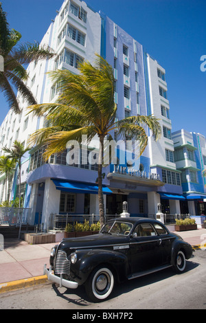 Vecchia Buick otto berlina classica e gangster driver dummy al Park Central Hotel, Ocean Drive e South Beach Miami USA Foto Stock