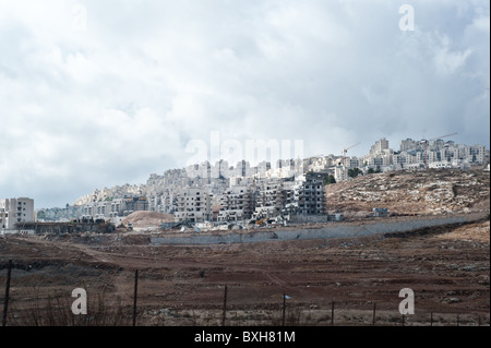 Prosegue la costruzione sull'insediamento israeliano di Har Homa, che domina da un colle vicino al West Bank città palestinese di B Foto Stock