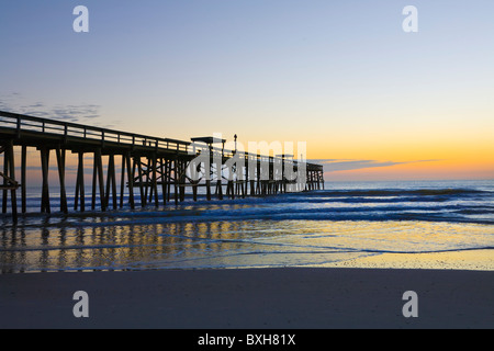 Sunrise oltre oceano Atlantico pier su Amelia Island Florida Foto Stock