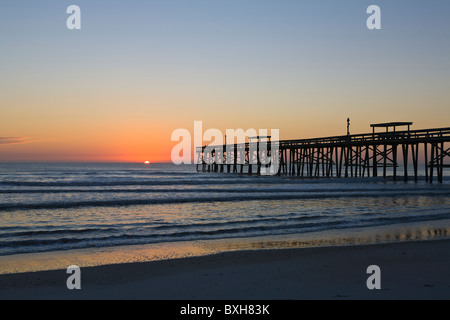 Sunrise oltre oceano Atlantico pier su Amelia Island Florida Foto Stock