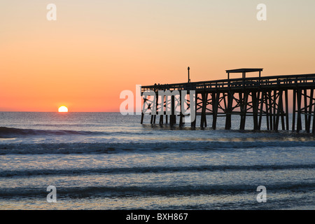 Sunrise oltre oceano Atlantico pier su Amelia Island Florida Foto Stock