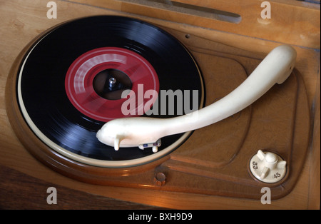 Technics, audio, recore, record su giradischi, braccio tonale, singolo con 45 rotazioni al minuto, Germania, circa 1955, Additional-Rights-Clearences-non disponibile Foto Stock