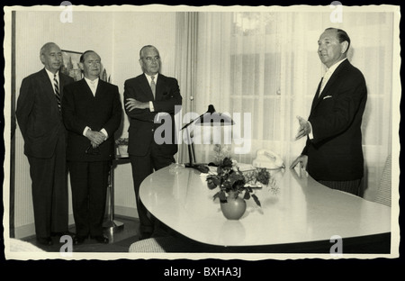 ufficio, consiglio di amministrazione di una società di medie dimensioni, presidente che accoglie i suoi colleghi membri del consiglio di amministrazione, Germania, circa 1955, diritti aggiuntivi-clearences-non disponibile Foto Stock